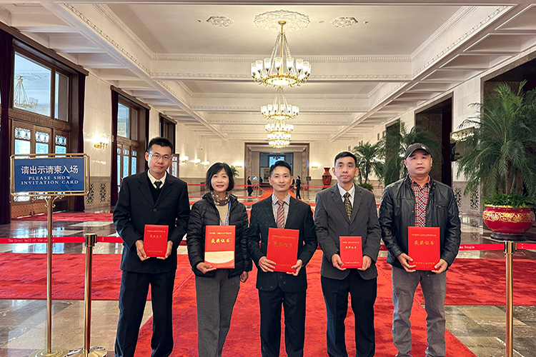 项目团队成员在人民大会堂.jpg